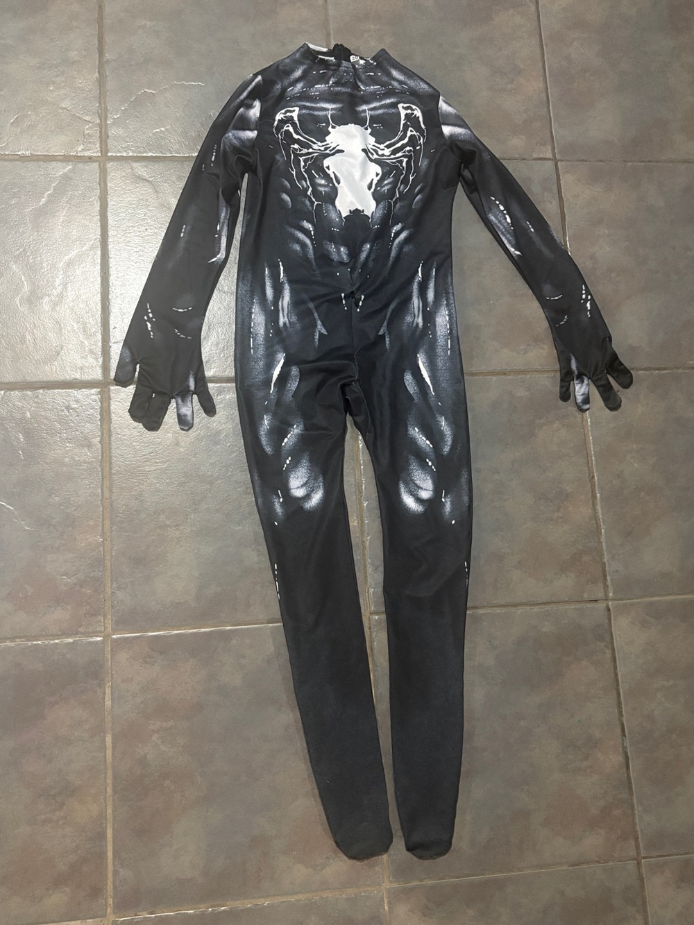 NEW BOYS VENOM COSTUME SIZE 120 STRETCHY WITH ZIPPER BACK & FRONT